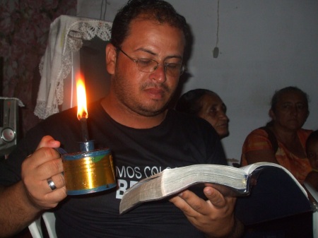 Missionário Eliezer Neto fazendo a leitura da Biblia no culto na Santeiria